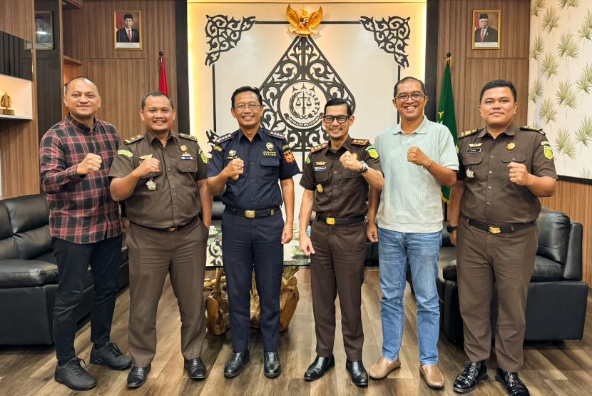 Dua unit vertikal Bea Cukai, yakni Bea Cukai Tanjungpinang dan Bea Cukai Nangabadau aktif memperkuat sinergi dengan instansi pemerintah lainnya melalui gelaran kunjungan kerja. 