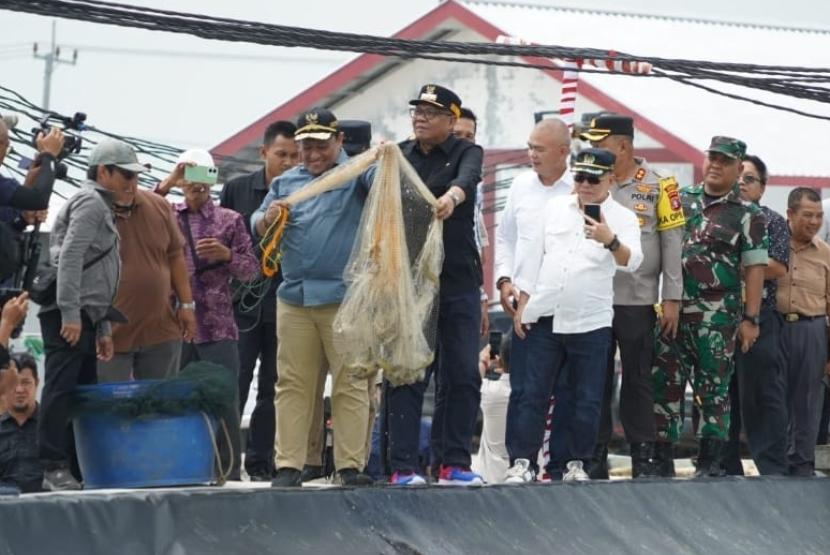  Wakil Gubernur (Wagub) Kalteng H. Edy Pratowo melakukan Panen Perdana Udang Vaname di Kawasan Tambak Udang/Shrimp Estate BERKAH, yang dipusatkan di Desa Sei Raja Kecamatan Jelai Kabupaten Sukamara, Sabtu (7/9/2024).