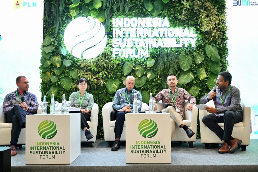 Suasana diskusi panel bertajuk ‘Catalyzing Hydrogen Solutions for a Sustainable World’ pada Indonesia International Sustainability Forum (IISF) 2024. Keterangan foto: General Manager PLN Puslitbang, Mochamad Soleh (tengah), Koordinator Pelayanan dan Pengawasan Usaha Aneka Energi Baru Terbarukan Kementerian ESDM, Muhamad Alhaqurahman Isa (kedua dari kanan), President Director PT Sembcorp Indonesia, Jen Tan (kedua dari kiri), President Director PT HDF Energy Indonesia, Mathieu Geze (kiri), Moderator, Ashwin Balasubramanian (kanan).