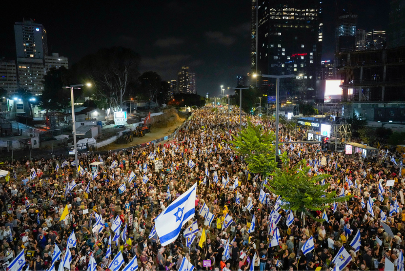 Warga Israel memprotes pemerintahan Perdana Menteri Benjamin Netanyahu dan menyerukan pembebasan sandera yang ditahan di Jalur Gaza di Tel Aviv, Israel, Sabtu, 7 September 2024.