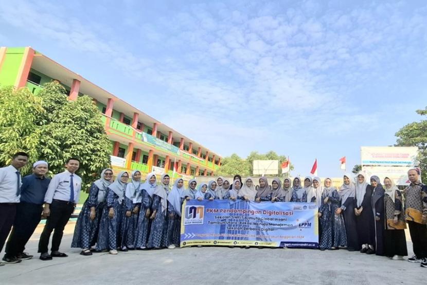 Sekolah Menengah Pertama Islam Terpadu (SMPIT) Ajimutu Global Insani Tambun Utara, Bekasi, menggelar kegiatan pendampingan digitalisasi sekolah sebagai langkah awal menuju manajemen sekolah berbasis digital.