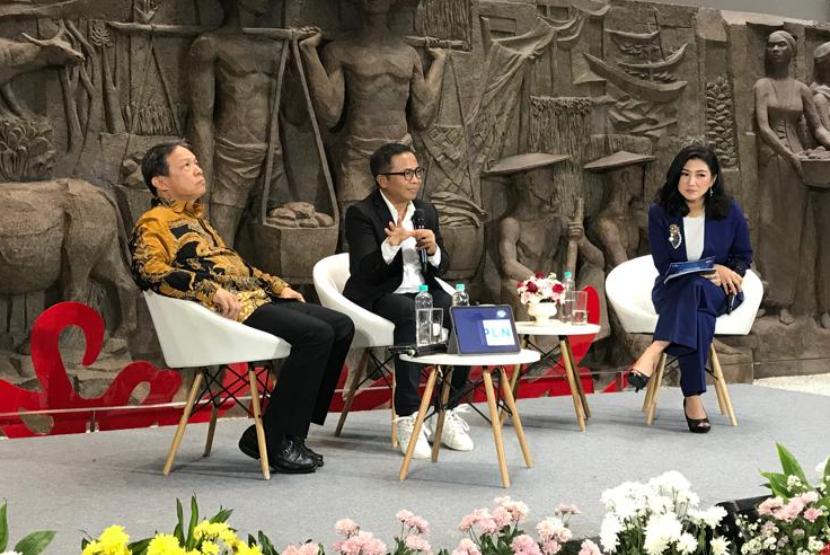 Ekonom Ryan Kiryanto (kiri) dan Director of Compliance BRI A Solichin Lutfiyanto berbicara di Media Briefing bertema Penguatan BUMN Menuju Indonesia Emas, di Sarinah, Jakarta, Kamis (12/9/2024).