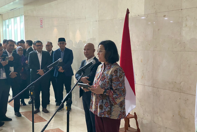 Menteri Keuangan Sri Mulyani dalam konferensi pers pembahasan RUU APBN Tahun Anggaran 2025 bersama Badan Anggaran di Kompleks DPR RI, Senayan, Jakarta, Kamis (19/9/2024). 