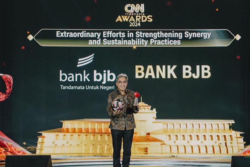 Bank bjb kembali mengukir prestasi  dengan meraih dua penghargaan bergengsi dalam ajang CNN Indonesia Awards 2024 yang berlangsung di Trans Hotel Convention Center, Bandung pada Selasa 17 September 2024. 