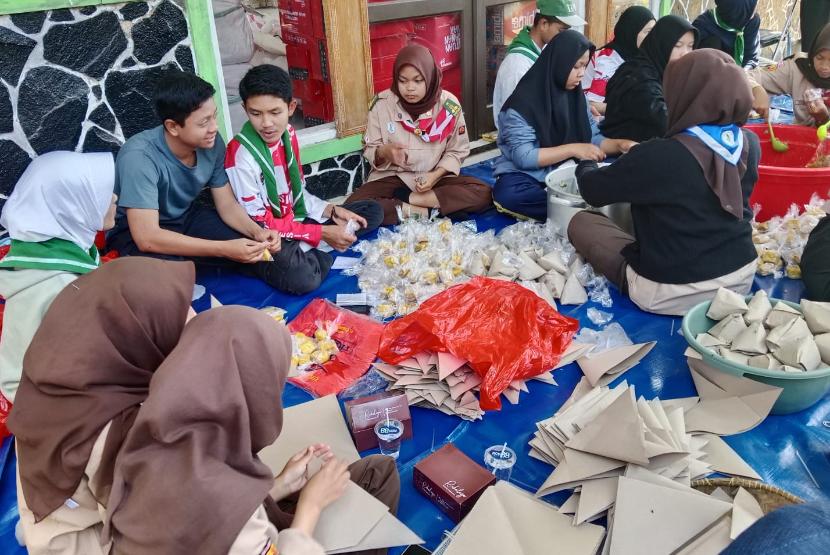 Bupati Bandung Dadang Supriatna menginstruksikan seluruh jajarannya untuk memastikan kebutuhan para pengungsi gempa Kertasari terpenuhi. 