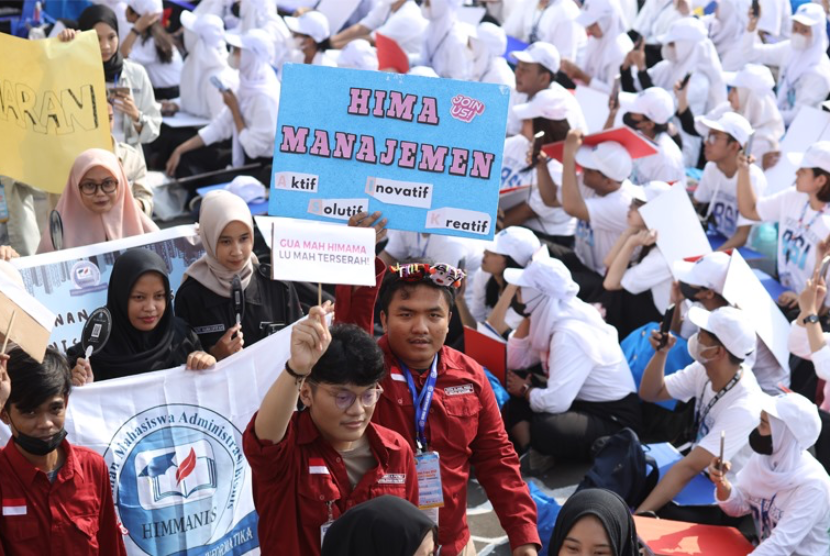 Universitas BSI (Bina Sarana Informatika) telah menyiapkan rangkaian Seminar Motivasi (SEMOT) UBSI 2024, dengan mempersembahkan Parade & ORMAWA EXPO. 