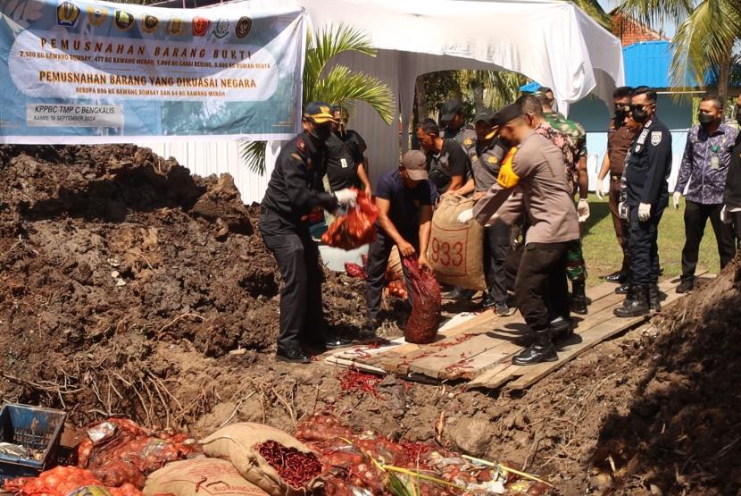 Kantor Wilayah (Kanwil) Bea Cukai Riau dan Bea Cukai Bengkalis gelar pemusnahan, pada Kamis (19/9/2024) di Kantor Bantu Sungai Pakning, Bengkalis, Riau. 