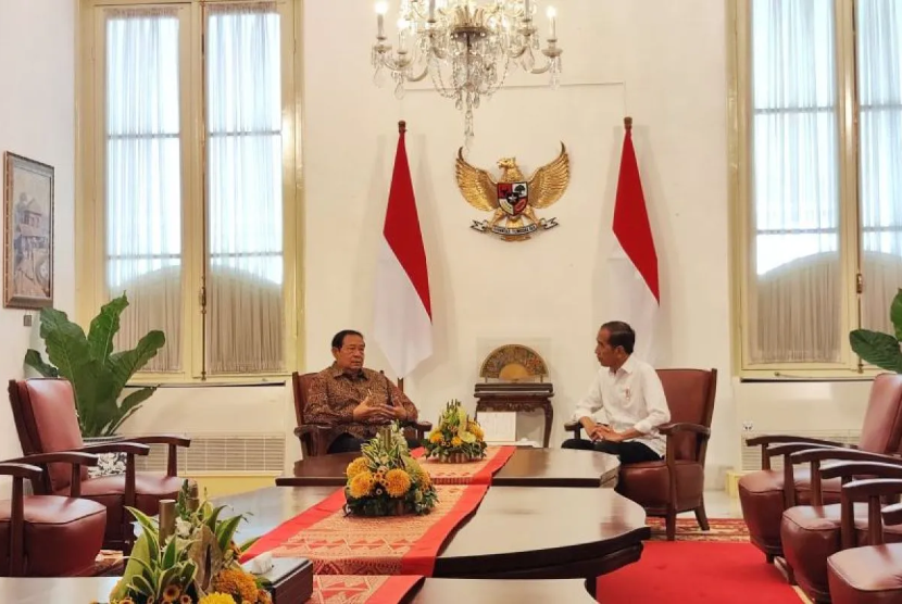 Presiden RI Joko Widodo menerima kunjungan Presiden keenam RI Susilo Bambang Yudhoyono di Istana Merdeka Jakarta, Sabtu (21/9/2024).