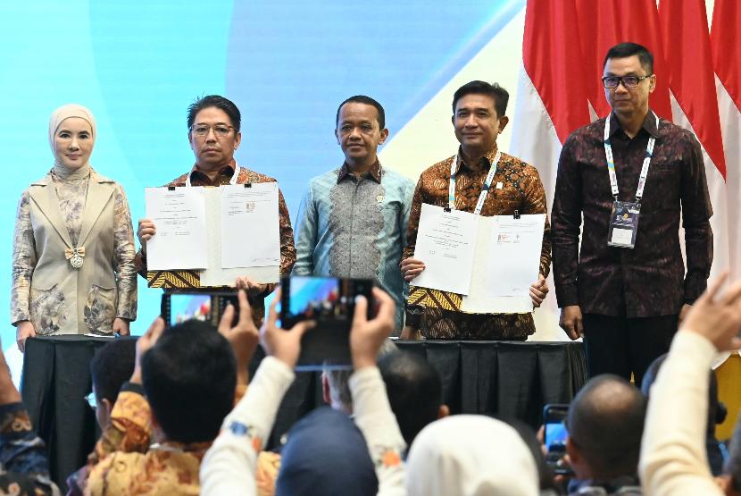 Penandatanganan Consortium Agreement antara PLN Indonesia Power dengan Pertamina Geothermal Energy terkait pengembangan Pembangkit Listrik Tenaga Panas Bumi (PLTP) Ulubelu Binary Unit 30 MW dan PLTP Lahendong Binary Unit 15 MW yang dilakukan oleh Plh. Direktur Utama PLN Indonesia Power (Direktur Pengembangan Bisnis dan Niaga), Bernadus Sudarmanta (kedua dari kanan) dan Direktur Utama Pertamina Geothermal Energy, Julfi Hadi (kedua dari kiri), serta disaksikan oleh Menteri Energi dan Sumber Daya Mineral (ESDM), Bahlil Lahadalia (tengah), Direktur Utama PLN, Darmawan Prasodjo (kanan), dan Direktur Utama Pertamina, Nicke Widyawati (kiri).