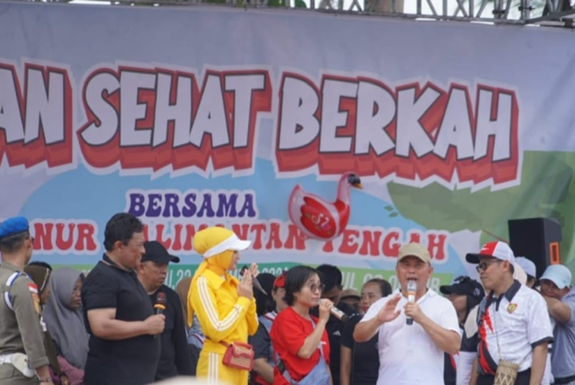 Gubernur Kalimantan Tengah (Kalteng) Sugianto Sabran bersama Wakil Gubernur Kalteng Edy Pratowo membuka giat Jalan Sehat dan Panggung Hiburan yang digelar di Halaman Kantor Bupati Barito Timur, Ahad (22/9/2024) pagi.