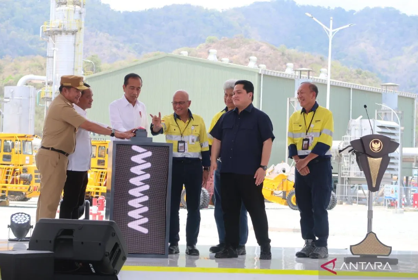 Presiden Joko Widodo (ketiga kiri) meresmikan smelter tembaga dan fasilitas pemurnian logam mulia PT Amman Mineral Nusa Tenggara (AMNT) di Kabupaten Sumbawa Barat, Nusa Tenggara Barat, Senin (23/9/2024).