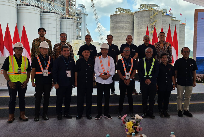 BUMN Mining Industry Holding (MIND ID) officially operates Smelter Grade Alumina Refinary (SGAR) in Mempawah Regency, West Kalimantan, Tuesday (24/9/2024).