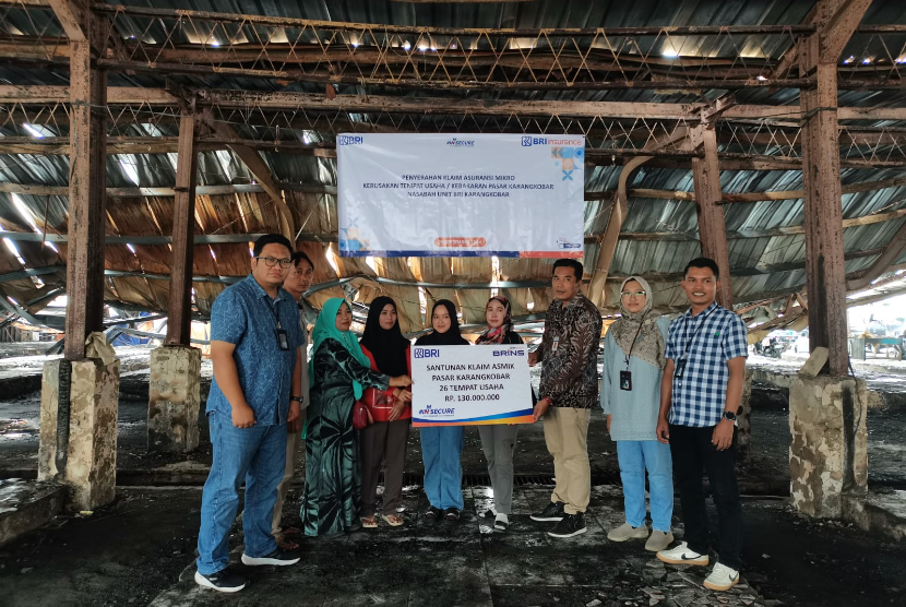 Usai tertimpa musibah kebakaran di Pasar Karangkobar, Kabupaten Banjarnegara, para pedagang yang menjadi korban menerima klaim asuransi dari BRI Insurance (BRINS), Kamis (26/9/2024). 