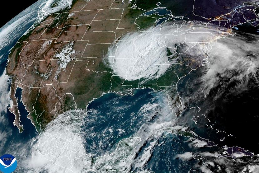 Citra satelit dari National Oceanic and Atmospheric Administration menunjukkan Badai Helene, yang melemah menjadi topan tropis, di Amerika Serikat pada Jumat, 27 September 2024. 