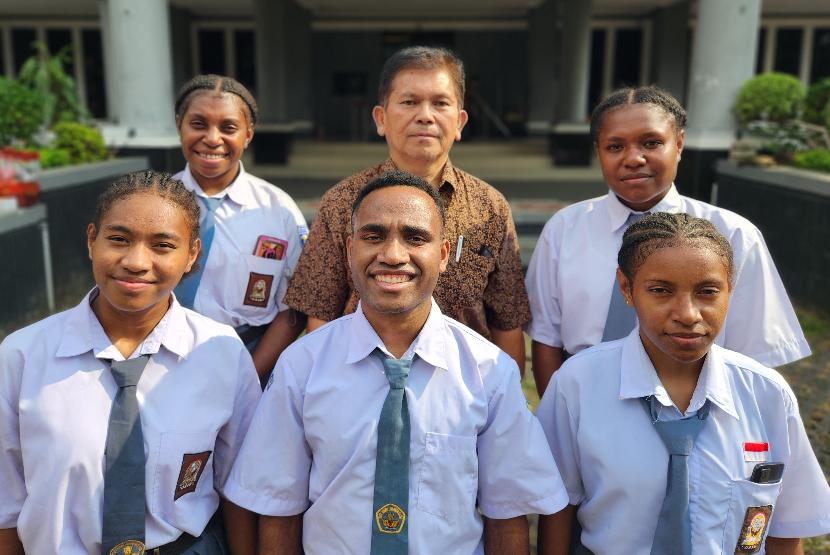  Program Afirmasi Pendidikan Menengah (ADEM) dan Afirmasi Pendidikan Tinggi (ADik) yang dikelola Kementerian Pendidikan, Kebudayaan, Riset, dan Teknologi (Kemendikbudristek) telah memberikan dampak signifikan bagi pemerataan akses pendidikan untuk siswa asal Papua, dan daerah tertinggal, terdepan, dan terluar (3T). 