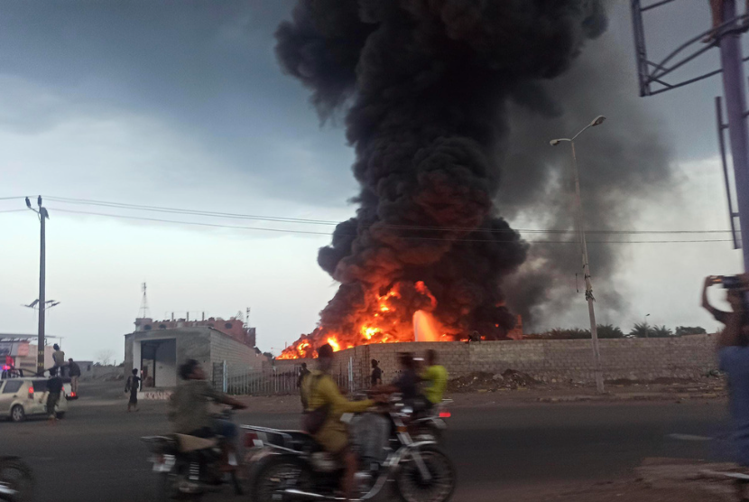 Api besar dan kepulan asap terlihat di kota pelabuhan Hodeida, Yaman, pada Ahad, 29 September 2024, setelah serangan Israel di kota yang dikuasai Houthi.