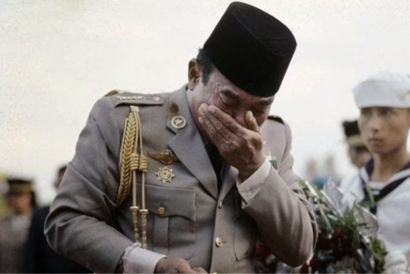 Presiden Sukarno menangis di pemakaman Jenderal Ahmad Yani yang gugur dalam peristiwa G30SPKI.