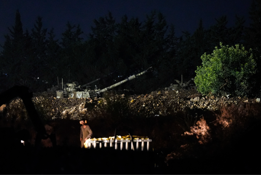 Manuver tank Israel di Israel utara dekat perbatasan Israel-Lebanon, Senin, 30 September 2024. 