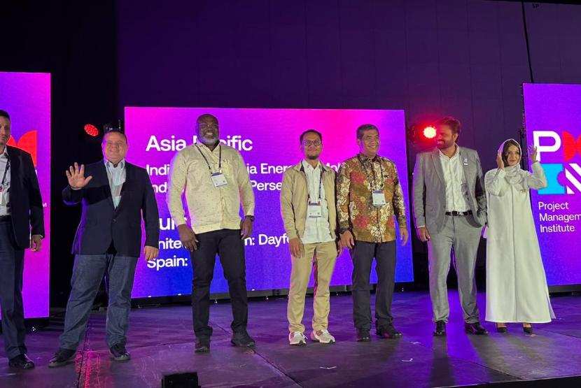 EVP Project Management Office PLN, Octavianus Duha (ketiga dari kanan) mewakili PLN dalam menerima penghargaan PMO of the Year Regional Asia Pasifik. Pada penghargaan yang diumumkan dalam PMO Global Summit di Los Angeles, California, Amerika Serikat pada Sabtu (21/9) ini PLN hadir sebagai wakil Indonesia.