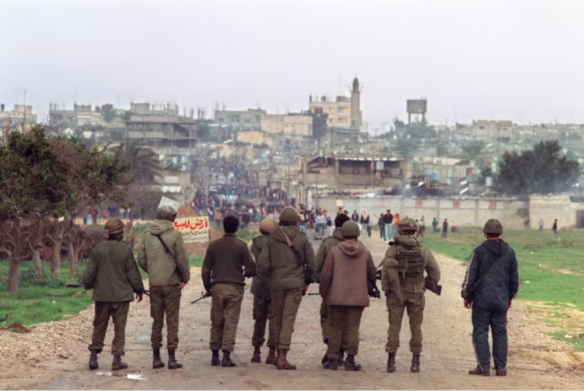 Tentara Israel menghadapi demonstran Palestina, di kamp pengungsi Nuseirat di Jalur Gaza, 14 Desember 1987.