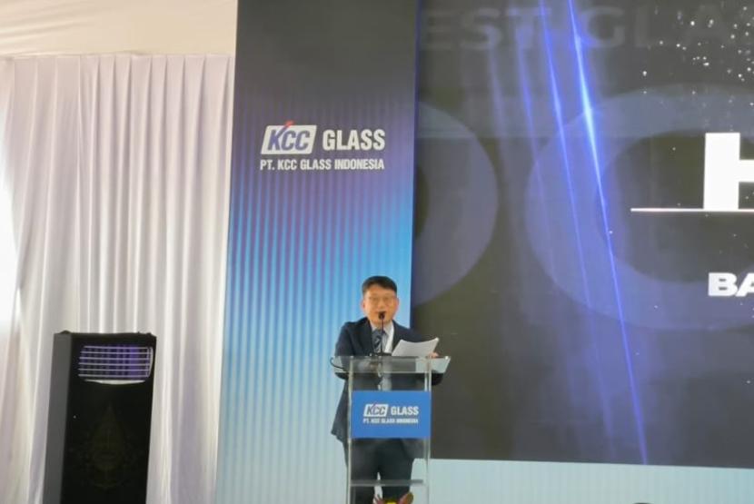 Duta Besar Korea Selatan untuk Indonesia, Park Soodeok saat berbicara pada Heat Up Ceremony menandai mulai beroperasinya PT KCC Glass Indonesia di Kawasan Industri Terpadu Batang, Jawa Tengah, Kamis (3/10/2024). 