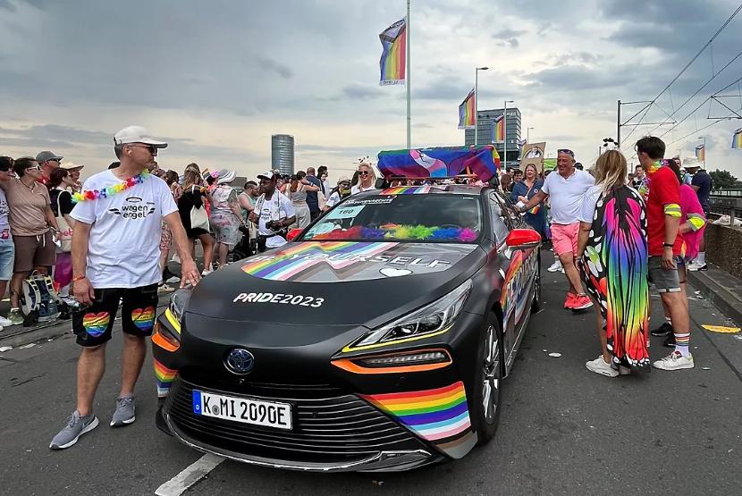 Karywanan Toyota Eropa mengikuti parade LGBT di Jerman pada 2023 lalu.