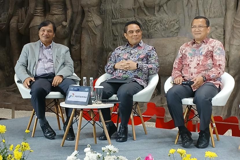 Direktur Sales & Distribution BSI Anton Sukarna (kanan), Wakil Direktur Utama IFG Haru Koesmahargyo (tengah), pengamat BUMN Toto Pranoto (kiri) dalam diskusi bertajuk 