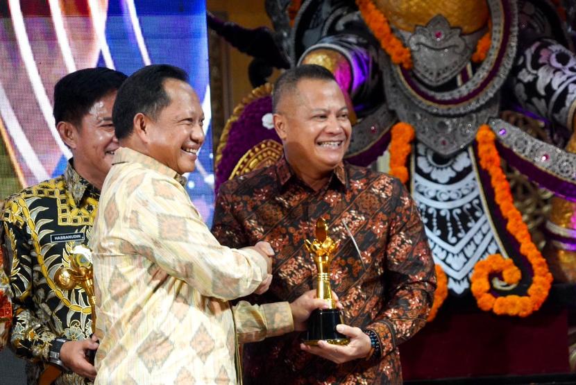 Mendagri Tito Karnavian menyerahkan Penghargaan untuk Provinsi Kalteng.