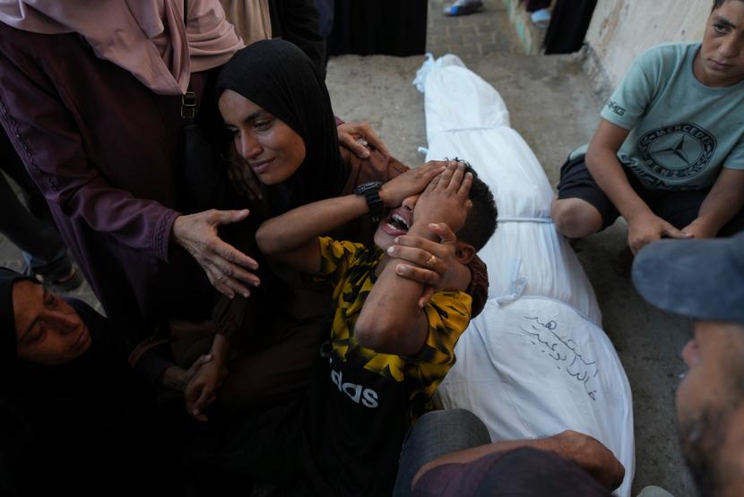 Para pelayat menghadiri pemakaman warga Palestina yang syahid dalam pemboman Israel di Jalur Gaza di luar kamar mayat rumah sakit di Deir al-Balah pada Rabu, 9 Oktober 2024. 