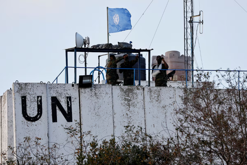 Anggota pasukan penjaga perdamaian PBB (UNIFIL) melihat perbatasan Lebanon-Israel, di atap menara pengawas di kota Marwahin, di Lebanon selatan, 12 Oktober 2023.