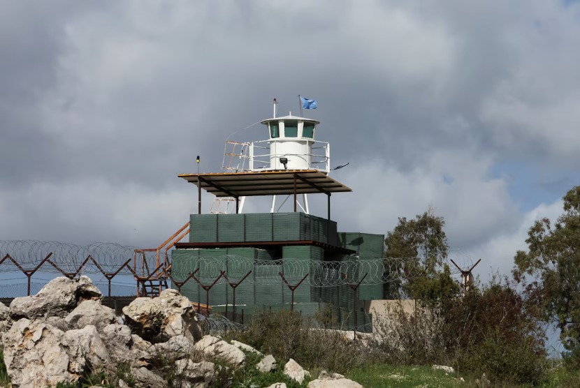 Anggota pasukan penjaga perdamaian PBB (UNIFIL) melihat perbatasan Lebanon-Israel, di atap menara pengawas di kota Marwahin, di Lebanon selatan, 12 Oktober 2023.