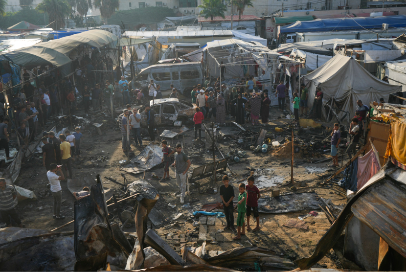 Sisa kebakaran setelah serangan Israel menghantam area tenda di halaman rumah sakit Martir Al Aqsa di Deir al Balah, Jalur Gaza, Senin, 14 Oktober 2024.