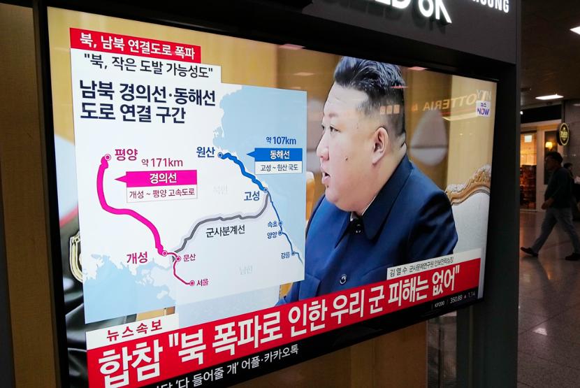 Layar TV melaporkan Korea Utara meledakkan bagian utara jalan antar-Korea selama program berita di Stasiun Kereta Seoul di Seoul, Korea Selatan.