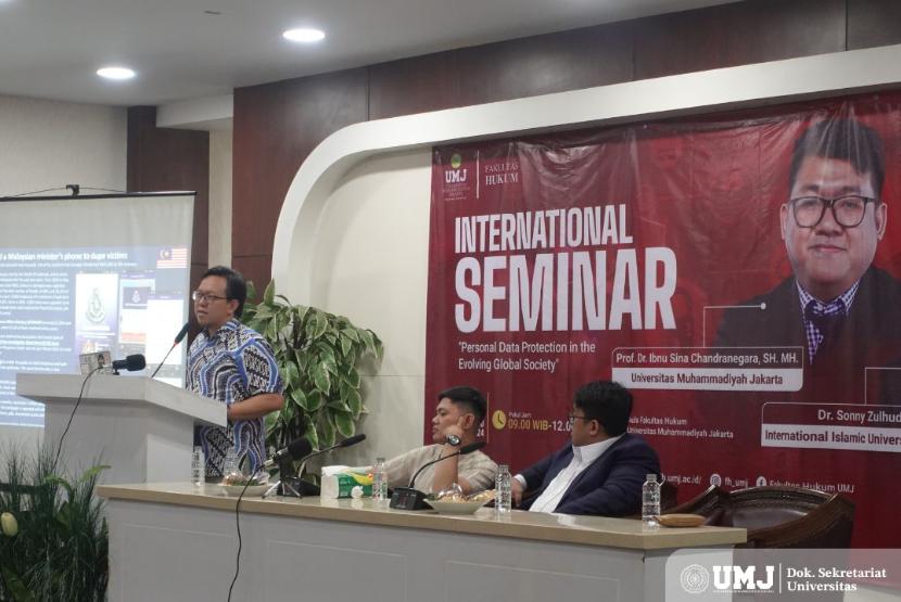 Fakultas Hukum Universitas Muhammadiyah Jakarta (FH UMJ) menggelar Seminar Internasional bertajuk Perlindungan Data Pribadi dalam Perkembangan Masyarakat Global (Personal Data Protection in the Evolving Global Society) secara hybrid di Aula FH UMJ, Kamis (17/10/2024). 