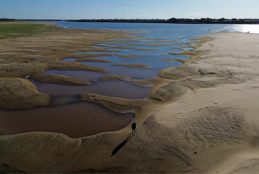  Kondisi sungai di Paraguay yang mengering akibat perubahan iklim, 12 Oktober 2024.  