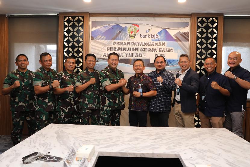 bank bjb menandatangani perjanjian kerja sama dengan Tentara Nasional Angkatan Darat (TNI AD) tentang Penggunaan Produk dan Jasa Layanan Perbankan. 