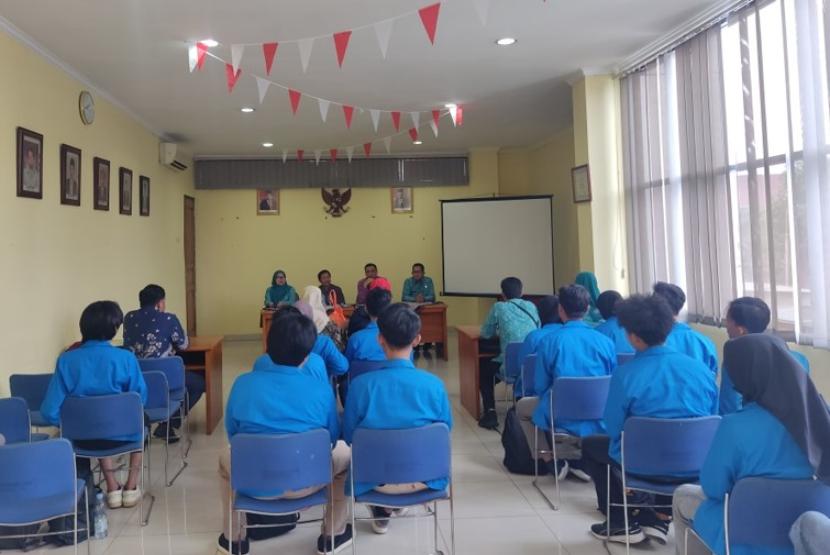 Universitas BSI (Bina Sarana Informatika) melaksanakan acara serah terima mahasiswa Praktik Kerja Lapangan (PKL) di Suku Dinas Pemberdayaan, Perlindungan Anak, dan Pengendalian Penduduk (PPAPP) Jakarta, pada Kamis (3/10/2024).