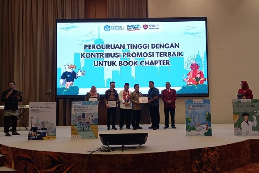 Universitas BSI berhasil menyabet penghargaan bergengsi sebagai Perguruan Tinggi dengan Kontribusi Promosi Terbaik pada Program Book Chapter di Undangan Kegiatan Peluncuran dan Penyerahan Buku “Future Jakarta” Kepada Pemerintah Provinsi Jakarta. 