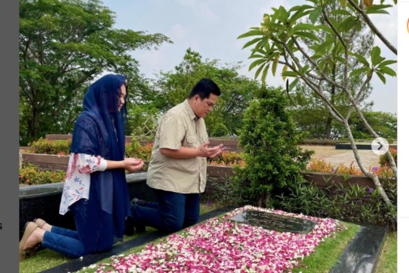 Menteri Badan Usaha Milik Negara (BUMN) Erick Thohir bersama sang istri, Elizabeth Thohir, menyempatkan diri untuk berziarah ke makam almarhum sang ayah, Haji Mochamad Thohir di Karawang, Jawa Barat. 