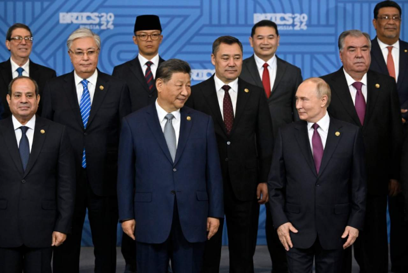 Menlu RI Sugiyono (berpeci) di antara kepala negara dan delegasi berpose di sela KTT BRICS Summit di Kazan, Rusia, Kamis, 24 Oktober 2024.