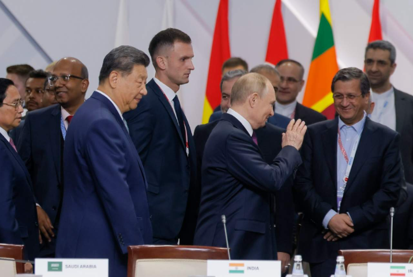 Presiden Cina Xi Jinping, kiri, dan Presiden Rusia Vladimir Putin menghadiri sesi pada KTT BRICS di Kazan, Rusia, Kamis, 24 Oktober 2024.