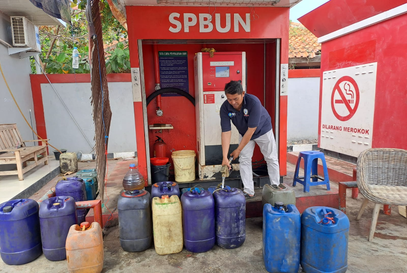 Ketua Koperasi Produsen Wana Pantai Tiris, Carikam, saat melayani pembelian solar nelayan. (Lilis Sri Handayani)