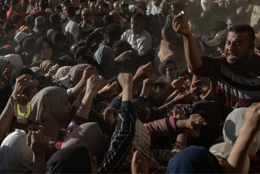 Ribuan pengungsi berkerumun di depan toko roti di tengah kelaparan dan mahalnya harga-harga akibat blokade Israel di Khan Yunis, Gaza selatan. Jalur, 24 Oktober 2024.