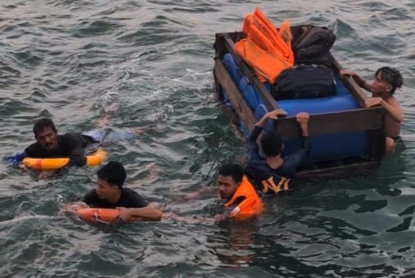 Tim gabungan yang terdiri dari Kantor Wilayah Bea Cukai Khusus Kepulauan Riau (Kepri), Basarnas Karimun, Satpolairud Polres Karimun, dan KSOP Kelas I Tanjung Balai Karimun menyelamatkan enam anak buah kapal (ABK) KLM Mutiara Kencana yang tenggelam di perairan Pulau Karimun Anak pada Sabtu (26/10/2024).