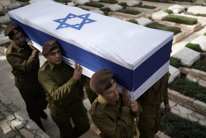 Pasukan Israel menggotong peti mati perwira IDF yang tewas dalam aksi di Lebanon, saat pemakamannya di Mount Herzl di Yerusalem, Jumat, 25 Oktober 2024.