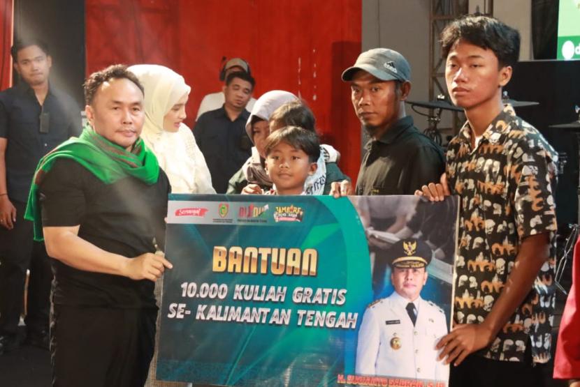  Pemerintah Provinsi Kalimantan Tengah di bawah kepemimpinan Gubernur Sugianto Sabran memperkenalkan Program Sekolah Gratis dan Kuliah Gratis bagi para siswa dan mahasiswa di provinsi ini.