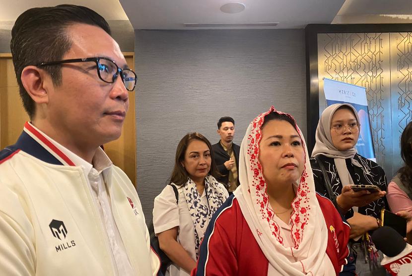 Ketua Umum Federasi Panjat Tebing Indonesia (FPTI) Yenny Wahid (kanan) dan Direktur Pengembangan PT BEI Jeffrey Hendrik (kiri) dalam agenda Pembukaan Perdagangan 