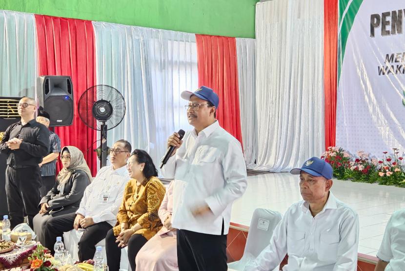 Menteri Sosial Saifullah Yusuf atau Gus Ipul memberikan sambutan di Balai Kelurahan Bulu Lor, Semarang Utara, Kota Semarang, Jawa Tengah, Selasa (29/10/2024). Dia hadir di sana setelah meninjau pelaksanaan program bantuan permakanan lansia tunggal dan bantuan yatim piatu di Bulu Lor. 