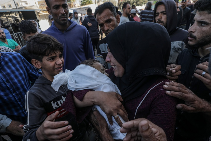 Warga Palestina berduka atas kematian kerabat mereka akibat pemboman Israel di Jalur Gaza di kamar mayat rumah sakit di Deir al-Balah, Selasa, 29 Oktober 2024. 