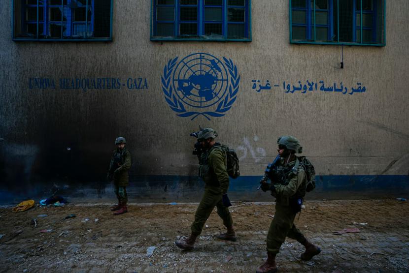 Tentara Israel beroperasi di dekat fasilitas UNRWA di Gaza pada Februari 2024.